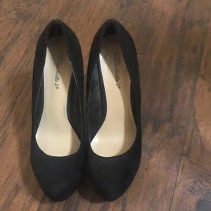 Black pumps size 8